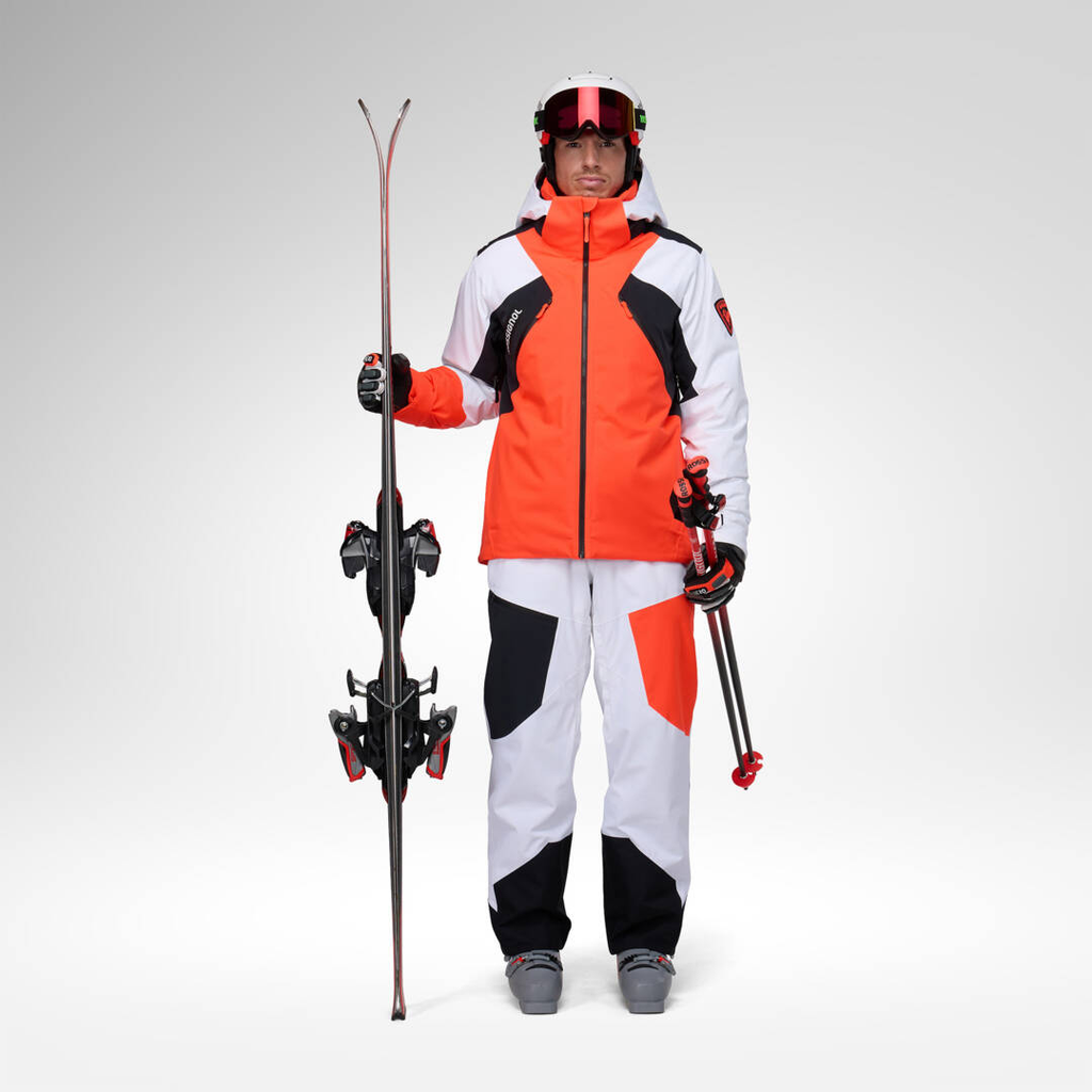 Giacca Rossignol Hero 4-Way Stretch Puffy Neon Red, vista a figura intera con attrezzatura da sci